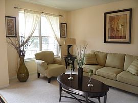 Beautiful 4 Bedroom Home in Streamwood, IL (Photo 2 of 7)