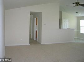 Well Mentained 3rd Floor Condowith Master Bedroom in Manassas, VA (Photo 2 of 4)