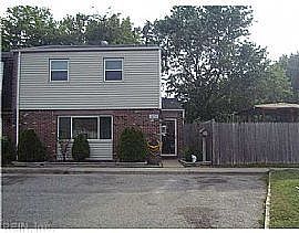 Large End-Unit Townhouse Near Lynnhaven Mall and Interstates in Virginia Beach, VA