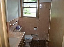 Cute Affordable 4beds 2baths Very Convenient For a Signle Famil in Minneapolis, MN (Photo 5 of 6)