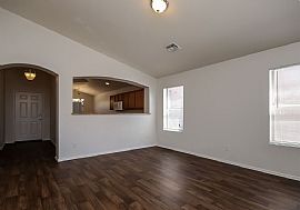 Beautiful and Spacious 3beds 2baths in Phoenix, AZ (Photo 2 of 11)