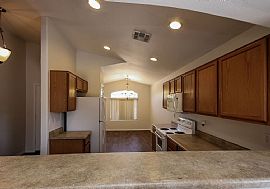 Beautiful and Spacious 3beds 2baths in Phoenix, AZ (Photo 3 of 11)