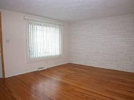 3 Bedroom 1 1/2 Bath Ranch House in New Neighborhood in Warwick, RI (Photo 5 of 9)