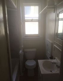 Large  Great 3 Bedroom/2 Baths Single Family in Milwaukee, WI (Photo 4 of 8)