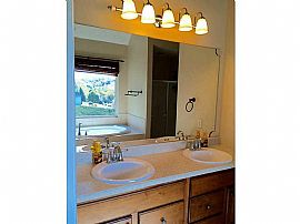 Immaculate Home! 4 Bedrooms, 2 Full Baths, Refinished Hardwoods in Middletown, RI (Photo 7 of 7)