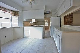 This Wonderful 3 Bedrooms, 2baths House Has a Open Floor Plan in Houston, TX (Photo 8 of 12)