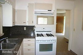 Sunny, 2/2 House with Storage Garage in Eureka, CA (Photo 2 of 7)