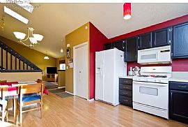 Beautiful 3 Bedroom, 2 Bathroom Tri-Level Town Home  in Castle Rock, CO (Photo 3 of 9)
