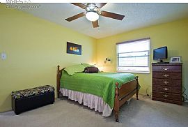 Beautiful 3 Bedroom, 2 Bathroom Tri-Level Town Home  in Castle Rock, CO (Photo 7 of 9)