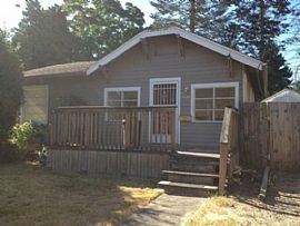 This Charming 2 Bedroom/2 Bathroom in Portland, OR