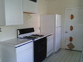This Charming 2 Bedroom/2 Bathroom in Portland, OR (Photo 2 of 5)