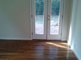 This Charming 2 Bedroom/2 Bathroom in Portland, OR (Photo 3 of 5)