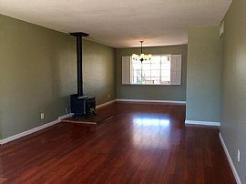 Great Location! Well Maintained Home in Phoenix, AZ (Photo 2 of 10)