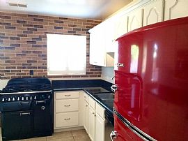 Great Location! Well Maintained Home in Phoenix, AZ (Photo 4 of 10)