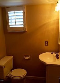 Great Location! Well Maintained Home in Phoenix, AZ (Photo 9 of 10)