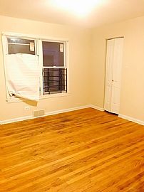  Immaculate 3-Bedroom, 2-Bath Home. Beautiful in Chicago, IL (Photo 2 of 9)