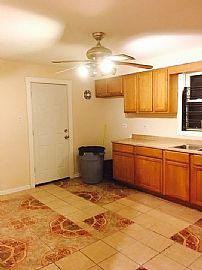  Immaculate 3-Bedroom, 2-Bath Home. Beautiful in Chicago, IL (Photo 4 of 9)