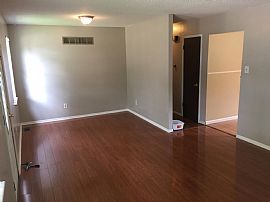 2br/1ba Single Family House2br/1ba Single Family House in Pewaukee, WI (Photo 4 of 8)