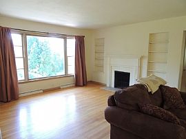 2br/1ba Single Family House2br/1ba Single Family House in Pewaukee, WI (Photo 5 of 8)