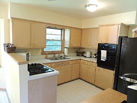 2br/1ba Single Family House2br/1ba Single Family House in Pewaukee, WI (Photo 7 of 8)