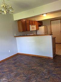  Spacious Unit with Vaulted Ceilings ! All Kitchen Appliances in Lawrence, KS (Photo 2 of 9)
