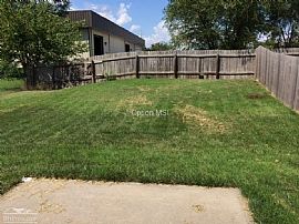  Spacious Unit with Vaulted Ceilings ! All Kitchen Appliances in Lawrence, KS (Photo 9 of 9)