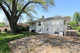 3 Bedroom, 1 Bathroom Home Is Located in Riverview  in Saint Louis, MO (Photo 2 of 10)