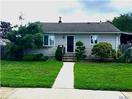 Beautiful and Clean Ranch in Bethpage Sd!a Full Finished Baseme in Hicksville, NY