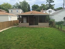 Cozy 1.5 Story House in Quiet, Residential Neighborhood  in Chicago, IL (Photo 10 of 11)