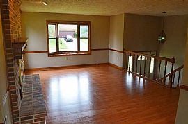 New Carpet. New Windows. New Roof. Fresh Paint. House in Florence, KY (Photo 3 of 6)