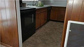 New Carpet. New Windows. New Roof. Fresh Paint. House in Florence, KY (Photo 6 of 6)