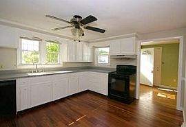980 Square Foot Single Family Home Has 2 Bedrooms and 1.0 Bathr in Portland, ME (Photo 5 of 5)