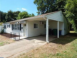 3 Br / 1 Ba Ranch with Eat in Kitchen and Rear Family Room  in Dover, DE (Photo 2 of 10)