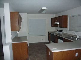 Beautifully 3 Bed/2 Bath in Peoria, AZ (Photo 4 of 5)