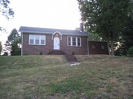 Super Cute Home Atop Signal Hill  in Belleville, IL