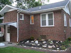 Super Cute Home Atop Signal Hill  in Belleville, IL (Photo 2 of 8)