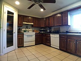 Very Spacious Raised Ranch in Great Location Next to Narraganse in Middletown, RI (Photo 2 of 6)