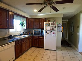 Very Spacious Raised Ranch in Great Location Next to Narraganse in Middletown, RI (Photo 3 of 6)