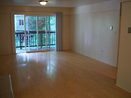 Very Spacious Raised Ranch in Great Location Next to Narraganse in Middletown, RI (Photo 4 of 6)