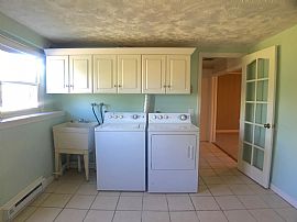 Very Spacious Raised Ranch in Great Location Next to Narraganse in Middletown, RI (Photo 5 of 6)