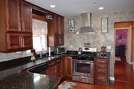  Very Well Maintained 3 Bedroom Brick Ranch House on Quiet Side in Chicago, IL (Photo 2 of 5)