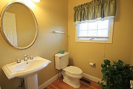 Large Colonial 4 Bedroom, 3.5 Baths in Danbury, CT (Photo 5 of 12)