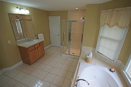 Large Colonial 4 Bedroom, 3.5 Baths in Danbury, CT (Photo 7 of 12)