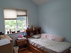 3 Bedroomhome Near 120 Seneca Ave in Staten Island, NY (Photo 4 of 12)