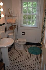  This Charming Cape Cod Home 4 Bedroom and 2 .5 Bath Washer/dry in Louisville, KY (Photo 5 of 12)