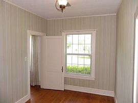 Charming Home in Broadmoor For Rent! in Shreveport, LA (Photo 4 of 9)