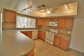House in Quiet Area, Spacious with Big Kitchen in Glendale, AZ (Photo 5 of 5)