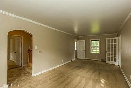 Natural Charming Home Plus 2 Garage in Des Moines, IA (Photo 3 of 8)