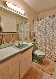 Lovely 3 Bed, 2 Bath Walkout Ranch on Corner Lot with 2 Drivewa in Omaha, NE (Photo 3 of 7)