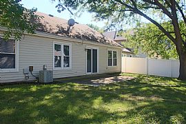 Spacious 3 Bed 2 Full Bath with Huge Master in Bolingbrook, IL (Photo 8 of 8)